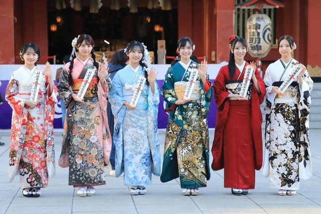 神田明神を舞台に、あでやかな洲振り袖姿を披露