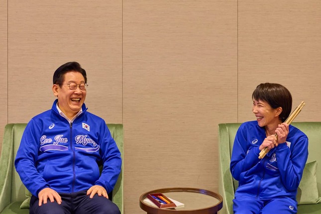 スティックを手に満面の笑顔（李在明大統領のXから）