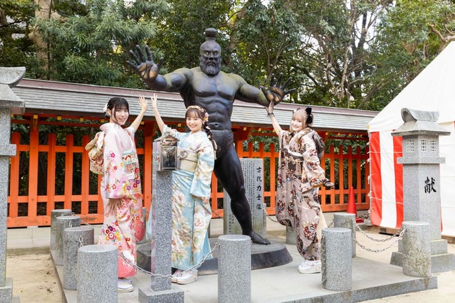 パワースポットの「古代力士像」にタッチ。手のひらの「力」の文字に注目（c）Mercury