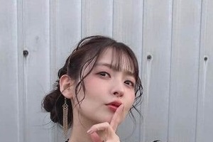 人気声優・上坂すみれ、制服風ミニスカコーデで「激カワ」ドキっ　「かわいさが溢れてる」「ビジュ良すぎる」