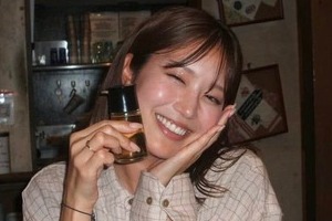 稲村亜美、色っぽキャミ姿で...ピース＆笑顔の誕生日報告　「30歳にみえません」「年々お綺麗に」