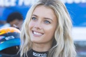 美女レーサーのリンジー・ブルワー、深めスリット入り黒ドレスで...神々しい美しさ　衝撃の神スタイル