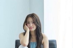 大沢あかね、色気ダダ漏れ紫ドレス姿で「激カワ」ドキっ　「自分で言うのもなんですが...結構、イケてると」