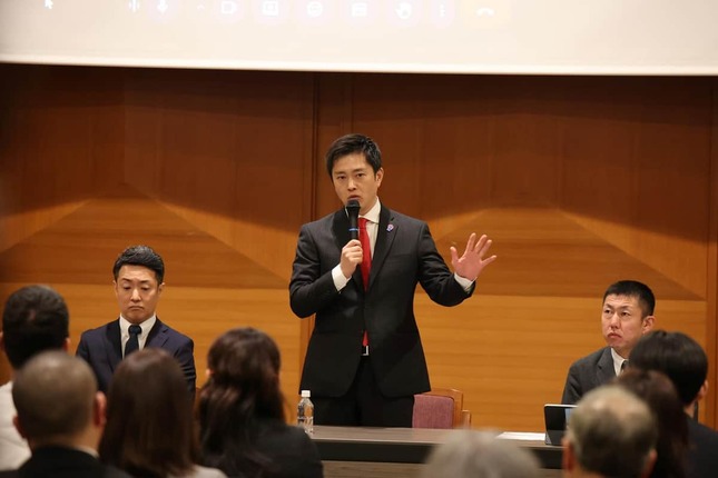 ダブル選を表明した吉村洋文大阪府知事（1月15日、大阪市中央区）