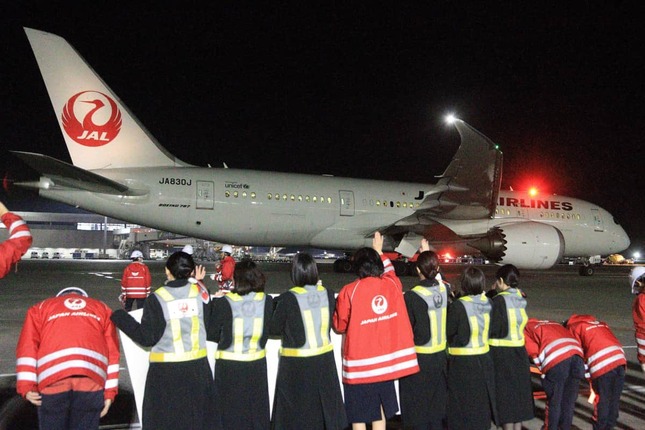 成田―デリー便を関係者が見送った。中央の赤字に鶴丸ロゴの人物がJALの鳥取三津子社長