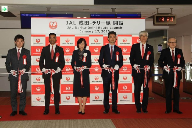 搭乗ゲート前ではテープカットが行われた