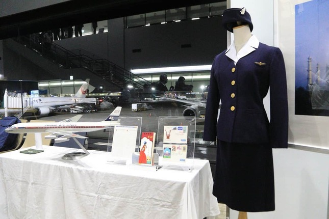 モデルプレーンや就航時の制服も展示