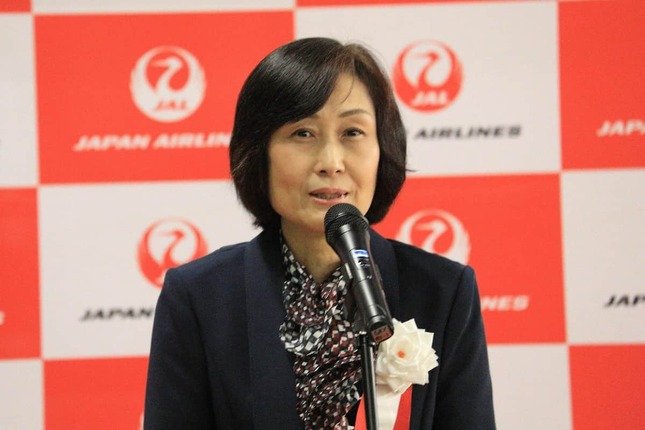 式典であいさつするJALの鳥取三津子社長