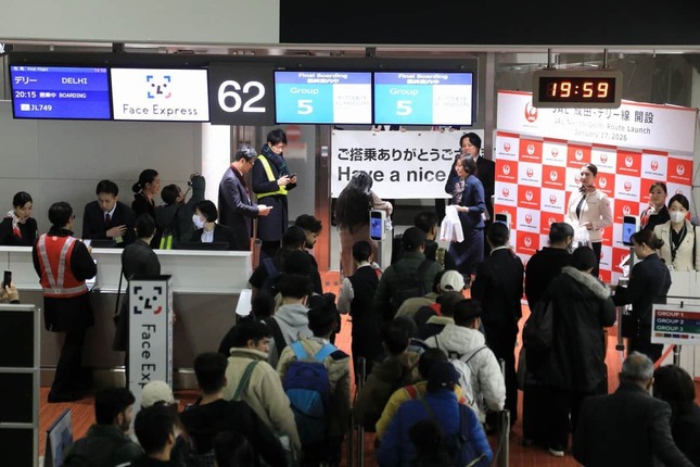 搭乗ゲートでは記念品が配られた