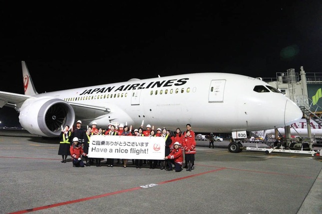 横断幕で初便を見送った