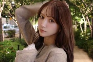 三上悠亜、膝上デニムミニスカのコーデで片足あげポージング　かわいさ限界突破...「オシャレで素敵」