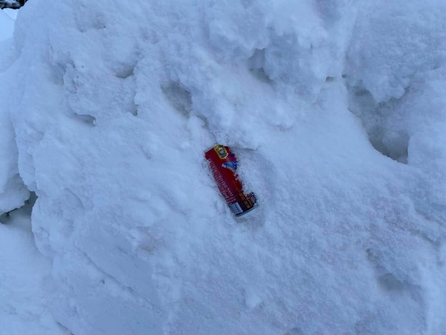 雪の中に埋められたゴミ。「蔵王温泉観光協会」公式X（＠zao_sightseeing）より