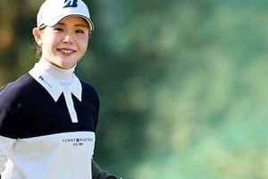 女子ゴルフの渋野日向子、レアなメガネ姿でニコニコ浅草デートへ...吉田優利とオフ満喫ショット