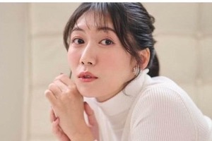 気象予報士・穂川果音、ノースリワンピ＆髪なびかせ...色気ダダ漏れ　「大人っぽくて美しいです」