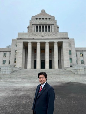 政界引退表明のポストには、国会議事堂での写真を添付した（藤巻健太衆院議員のXから）