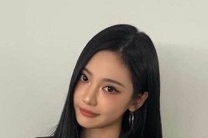 aespa・ニンニン、タンクトップ×デニムのコーデで自撮りショット　神スタイルで色気ダダ漏れ