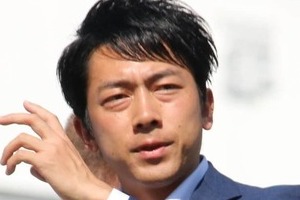 「色気ダダ漏れ」「日本人の誇り」小泉防衛相、海外オフショが絶賛の嵐　黒コート姿で「どこの俳優かと」