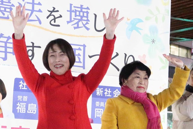 2党首が合同で街頭演説会を開いた。左から共産党の田村智子委員長と社民党の福島瑞穂党首

