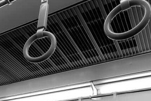 「キャーッ！」満員電車で突然のつかみ合い　駅に着いた瞬間まさかの事態が...帰宅ラッシュ時間に騒然