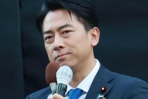 小泉進次郎防衛相、ダボス会議の帰路...臨時駅でたたずみ充実感漂う横顔　「イケメンはどこでも絵になる」