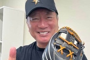高木豊67歳、モデル美人妻とラブラブ夫婦2ショ...イルミネーションをバックに　「相変わらず素敵なカップル」