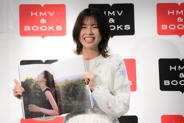 笑顔でお気に入りカットを披露。就実の丘（旭川市）で撮影された