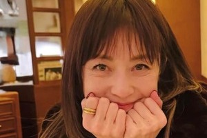 高岡早紀、黒ワンピ×ブーツのブラックコーデで...国宝級の美貌にドキっ　「綺麗」「素敵な笑顔」