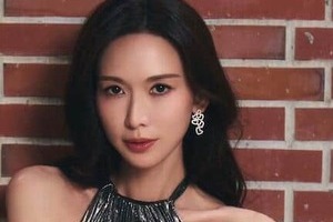 トップモデルのリン・チーリン51歳、煌びやかゴールドのドレスで色気ダダ漏れ　変わらぬ美貌に「美しすぎる」