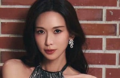 トップモデルのリン・チーリン51歳、煌びやかゴールドのドレスで色気ダダ漏れ　変わらぬ美貌に「美しすぎる」