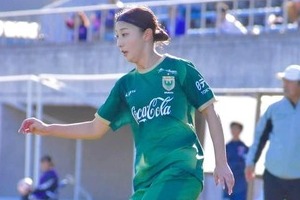 美女サッカー塩越柚歩、髪おろして「激カワ」横顔にドキっ　ユニ姿と雰囲気変わって...「相変わらずキレイ」