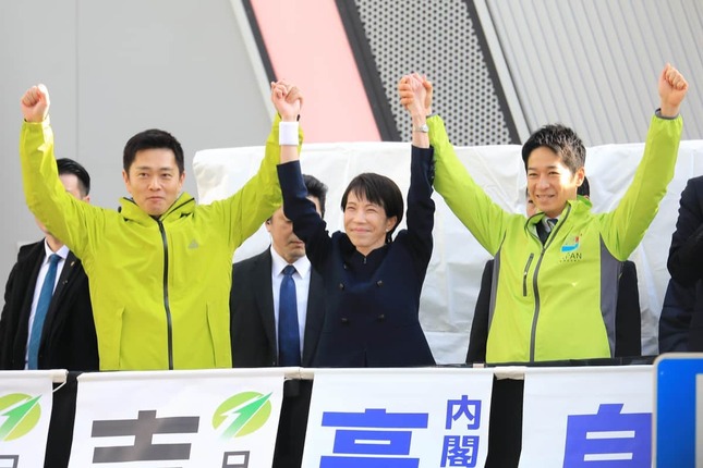 高市早苗首相は東京・秋葉原駅前で「第一声」。高市氏の左隣が日本維新の会・吉村洋文代表、右隣が藤田文武共同代表