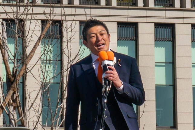 JR東京駅の丸の内駅前広場で第一声を上げる参政党・神谷宗幣代表（2026年1月27日撮影）