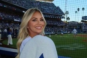 ドジャース・フリーマンの美人妻、ショーパン×ブーツで神スタイル炸裂　デートの夜に...美貌ダダ漏れ