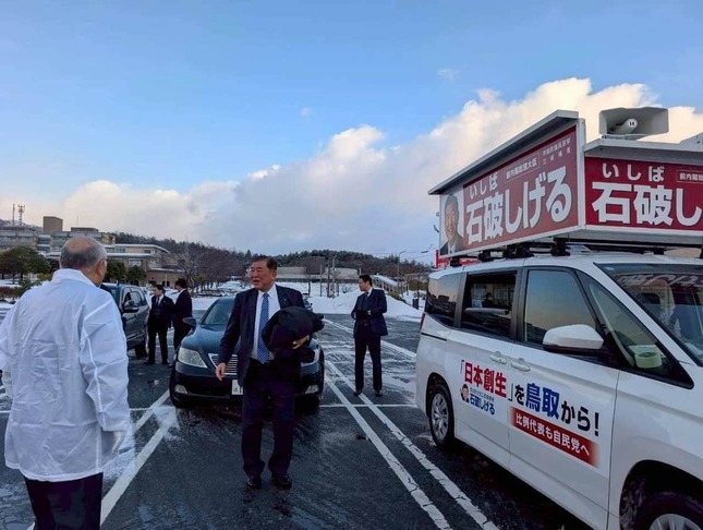 「雪道を慎重に」歩く石破茂前首相（石破氏のXから）