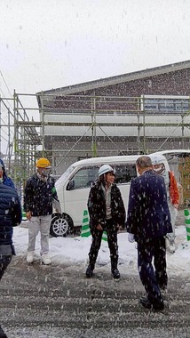 コートなしで雪道でビラ配りする石破茂前首相（石破氏のXから）