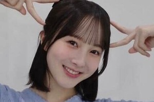 本田紗来、膝上ミニ×ニーハイのコーデでビジュ最強　「可愛すぎる！」「スタイル良すぎ！」