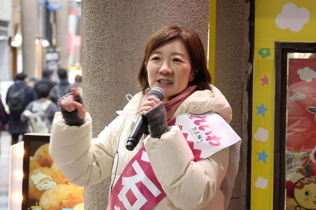 演説するれいわ新選組の大石晃子共同代表（1月30日、大阪市淀川区）