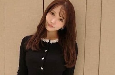 三上悠亜、ふんわりフリルの白トップス＆へそ出し私服コーデで「激カワ」　「超美しい」「スタイルいい」