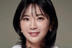 女子ゴルフのイ・ボミ、さわやか白ミニスカなびかせ...豪快ショット炸裂　美しいオーシャンビューのコースで