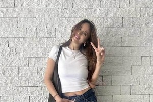 道端アンジェリカ、タイトな黒ドレスで色気ダダ漏れショット　「スタイル良すぎる」「神秘的～美女」