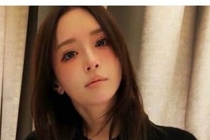 浜崎あゆみ、ミニ丈＆ブラックコーデで「爆イケ」かっこよすぎ　「強烈に可愛い」「大人の色気が半端ない」