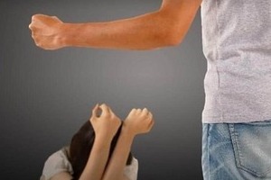 「何回も裏切って...」土下座する女子生徒の顔を蹴る　動画拡散に市教委「警察が対応中」「心のケアに努める」