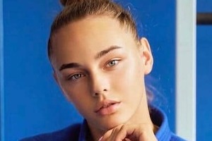 ウクライナ美女柔道・ビロディド、さわやか花柄キャミワンピで　ビーチをバックに...衝撃の神スタイル