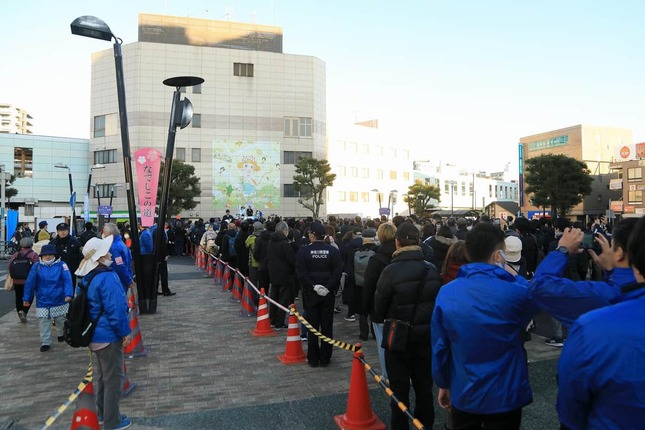 駅前広場には大勢の聴衆が集まった