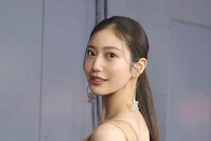 「令和の峰不二子」阿部なつき、肩出しオフショルで色気ダダ漏れ　「オールブラックで大人っぽくまとめてみたよ」