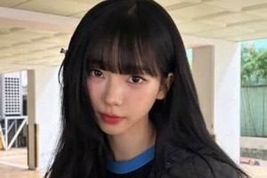 aespa・KARINA、超ミニショーパン×ブーツのコーデですらり神スタイル　「美しすぎる！」「圧巻の美貌」