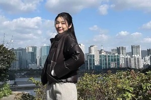 キム・ヨナ、清楚な花柄ワンピースで...華やかオーラダダ漏れ　変わらぬ美貌にドキっ「美人すぎ」