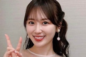 高山一実、ミニ丈コーデで撮影オフショットに反響　笑顔＆色気にドキっ「可愛すぎ」「癒されます」