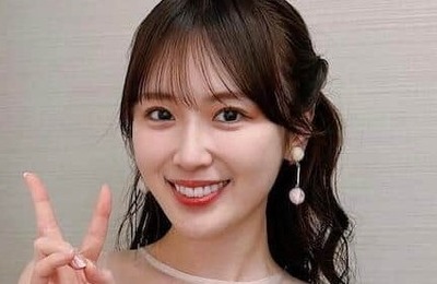 高山一実、ミニ丈コーデで撮影オフショットに反響　笑顔＆色気にドキっ「可愛すぎ」「癒されます」