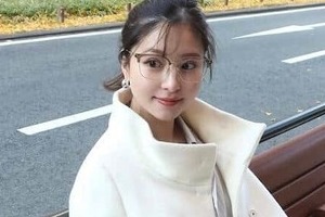 サッカー堂安律の美人妻・明松美玖、シンプルなジャケットのコーデもステキ大絶賛　「可愛いーー」